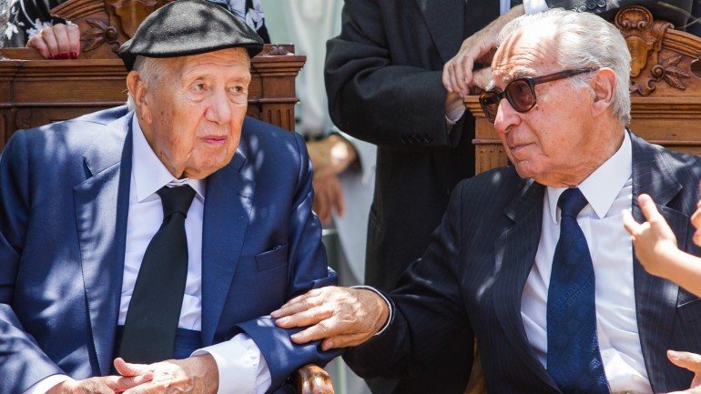 Almeida Santos, à direita, esteve ao lado de Mário Soares durante a cerimónia fúnebre de Maria Barroso