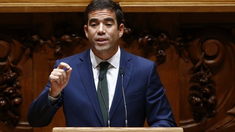Leitão Amaro é um dos deputados que assina a declaração de voto e o principal subscritor do pedido de audição do ministro das Finanças e de Carlos Costa