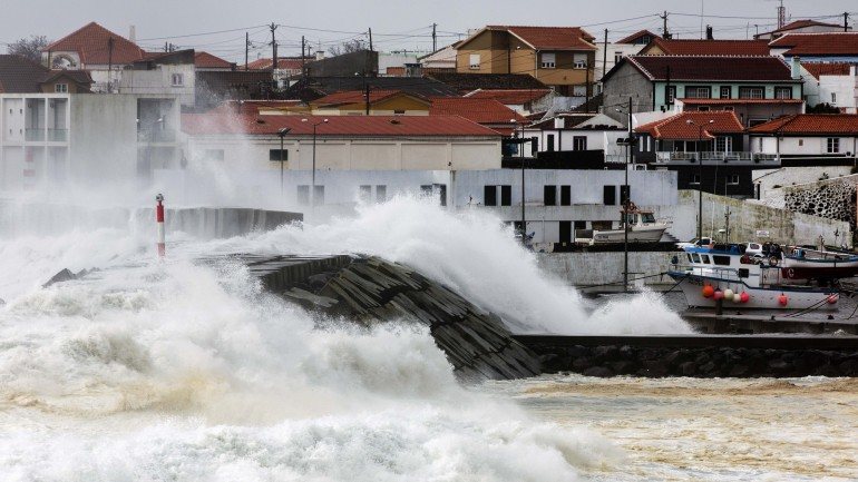 As ondas nos Açores podem atingir os 18 metros