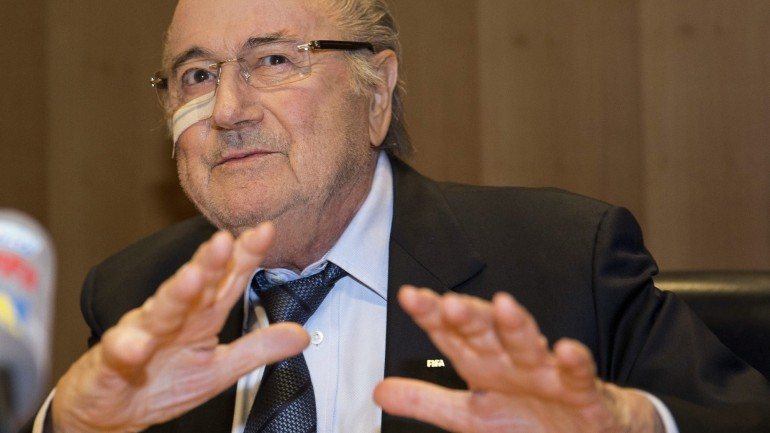 Joseph Blatter foi reeleito para a liderança da FIFA no ano passado, mas foi banido da organização há poucos meses