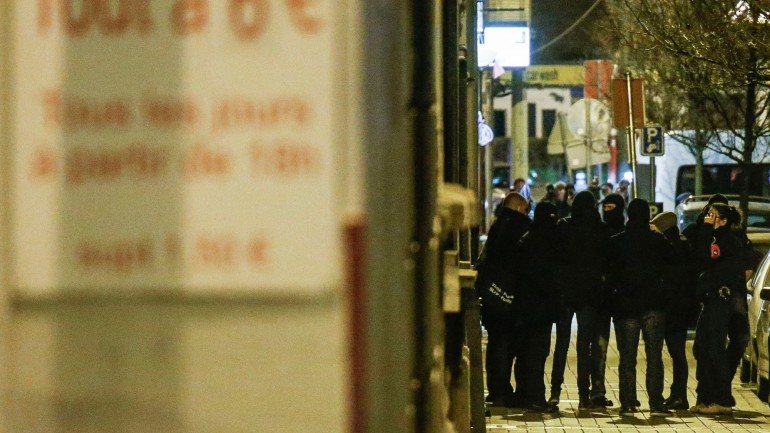 O bairro de Molenbeek servia de residência a Abdelhamid Abaaoud, alegado cérebro dos ataques de Paris, já morto pelas autoridades, e a Salah Abdeslam, o suspeito mais procurado pela investigação aos atentados