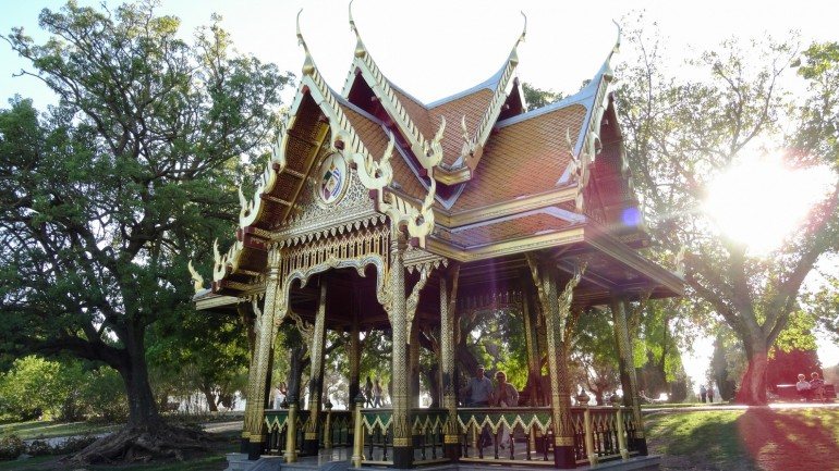 Quando a situação do país exigir reflexão, um passeio matinal no pavilhão tailandês dos Jardins de Belém, bem perto da residência oficial, pode ajudar a chegar à decisão acertada.