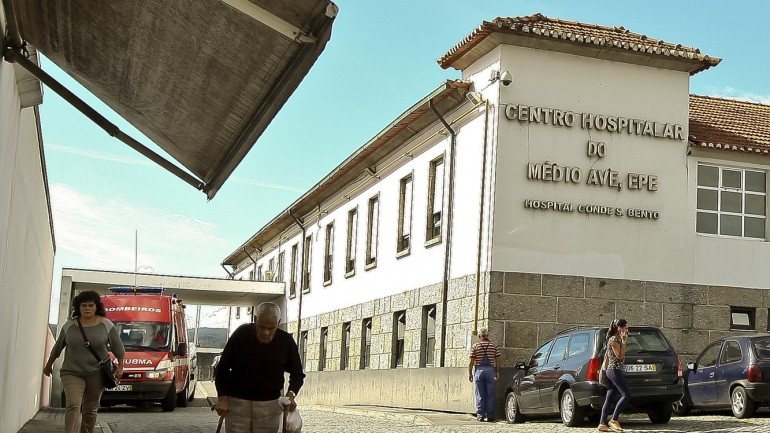 Em relação ao hospital de Santo Tirso, este encontra-se integrado no Centro Hospitalar do Médio Ave e por aí vai ficar juntamente com o de Vila Nova de Famalicão.