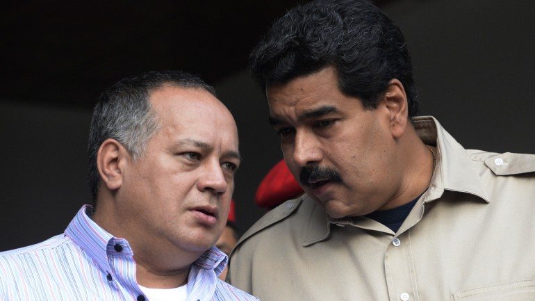 Diosdado Cabello (à esquerda) com Nicolas Maduro, em 2013
