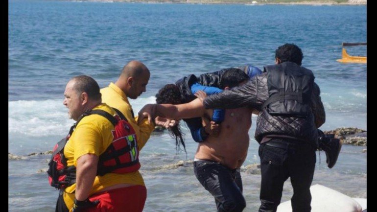 A fotografia de um sargento grego, Antonis Deligiorgis, a resgatar do mar uma refugiada da Eritreia, tornou-se um símbolo da entreajuda e do humanismo revelado pelos gregos durante a crise dos refugiados