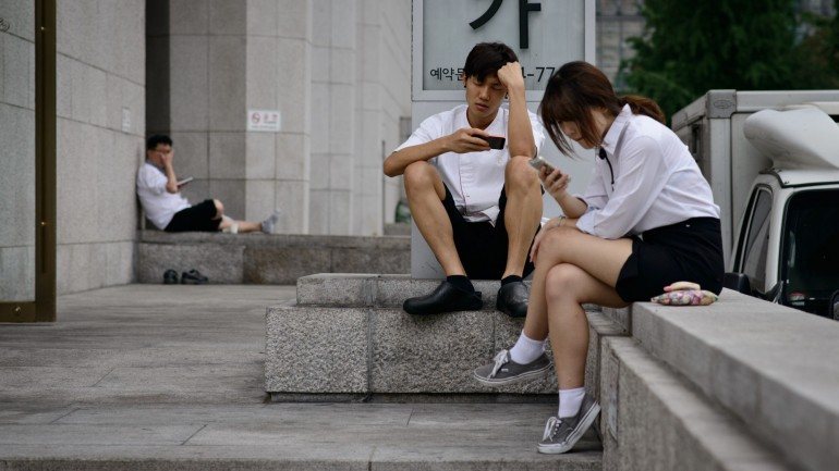 Jovens sul-coreanos numa rua de Seul