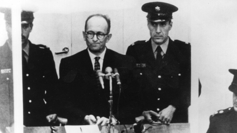 Adolf Eichmann durante o julgamento que o condenou à forca em 1961