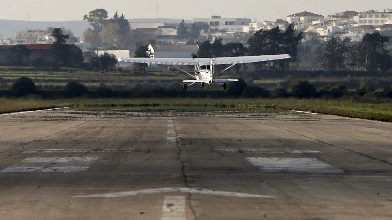 Um avião no aeródromo de Portimão, em Alvor