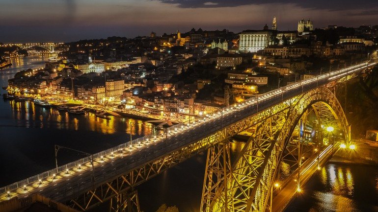 O New York Times sugere um passeio na Ponte Dom Luís e elogia a vista sobre o Douro e a Ribeira.