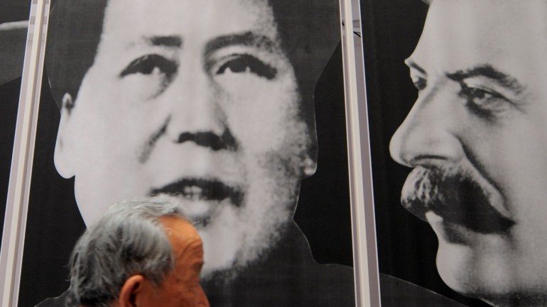 Mao-Tsé Tung (à esquerda) foi espiado por Estaline (à direita) através dos excrementos
