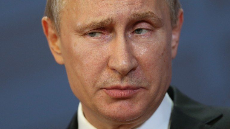 A anexação da Crimeia levou a que a Rússia fosse alvo de sanções económicas, a que Vladimir Putin respondeu