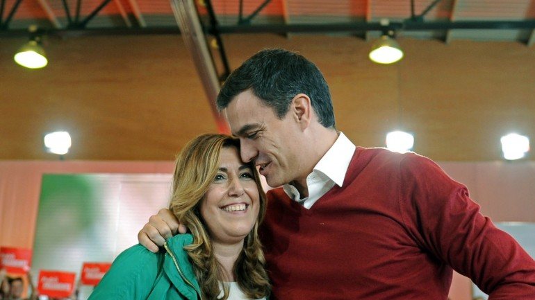 Susana Díaz e Pedro Sánchez próximos num comício do PSOE. Depois das eleições de 20 de dezembro, esta fotografia seria impossível