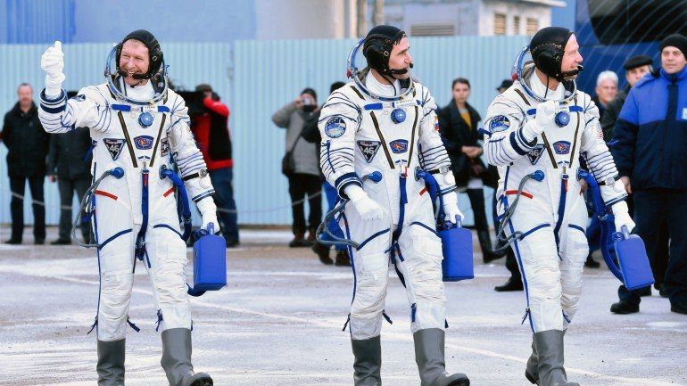 (Da esquerda) O astronauta britânico Tim Peake, o cosmonauta russo Yuri Malenchenko e o astronauta norte-americano Tim Kopra antes de partirem para a Estação Espacial Internacional