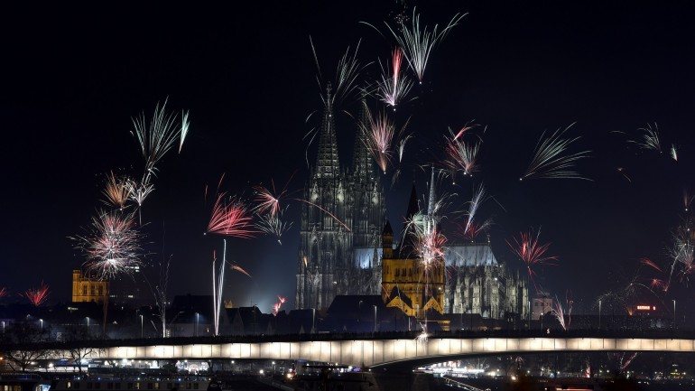 Fogo de artifício na celebração do &quot;réveillon&quot; em frente à catedral de Colónia, na Alemanha, ocasião em que aconteceram os crimes