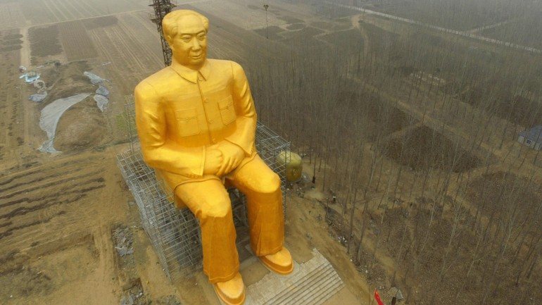 Foi construída uma gigantesca estátua dourada com 36 metros de altura em Tongxu na provìncia chinesa de Henan, que terá um custo a rondar os 420 mil euros. A iniciativa partiu de habitantes e empresários da região.