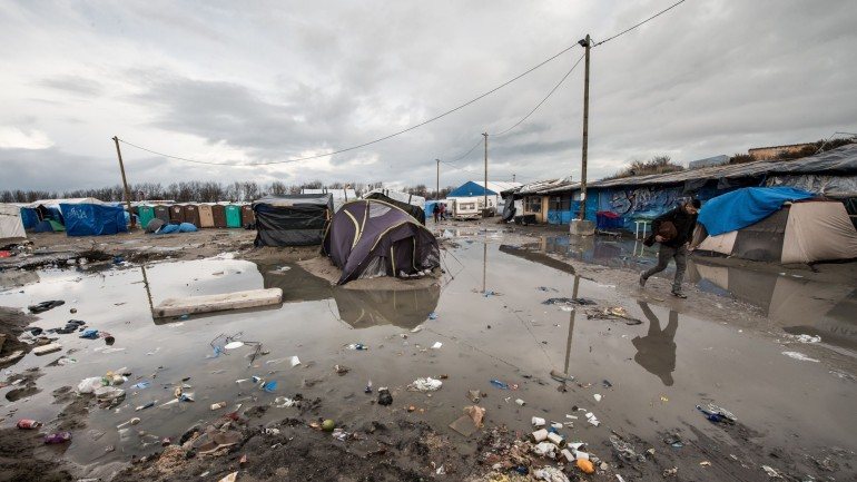 Campo de refugiados a norte de Calais, em França, mostrando as más condições em que vivem