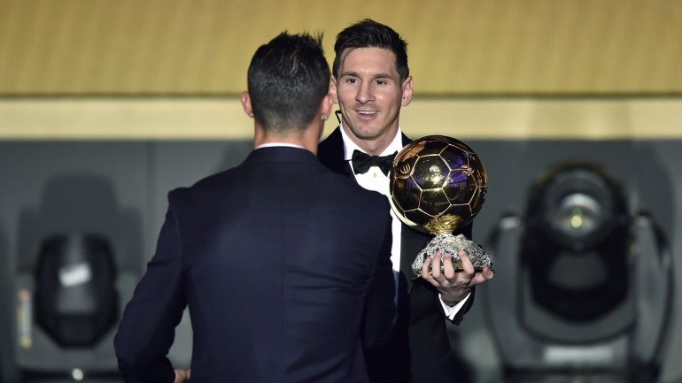 Um pequeno monstro: depois de vencer a Bola de Ouro em quatro anos seguidos (2009, 2010, 2011 e 2012) e de ver Cristiano Ronaldo a vencê-la em dois consecutivos (2013 e 2014), Lionel Messi volta a levar o prémio para casa