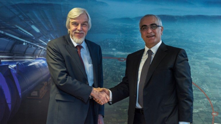 O antigo diretor-geral do CERN (à esquerda), Rolf Heuer, e o embaixador palestiniano para as organizações internacionais em Geneva, Ibrahim Khraishi, depois da assinatura do acordo a 18 de dezembro