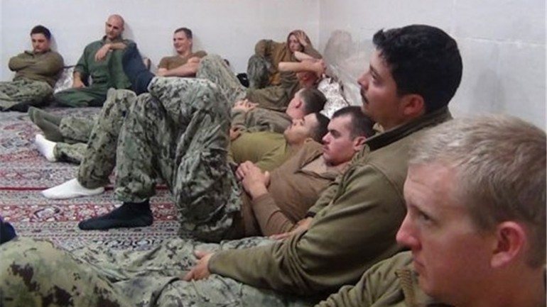 A Guarda Revolucionária Iraniana publicou fotografias dos soldados da marinha americana detidos. Entretanto já terão sido libertados em águas internacionais
