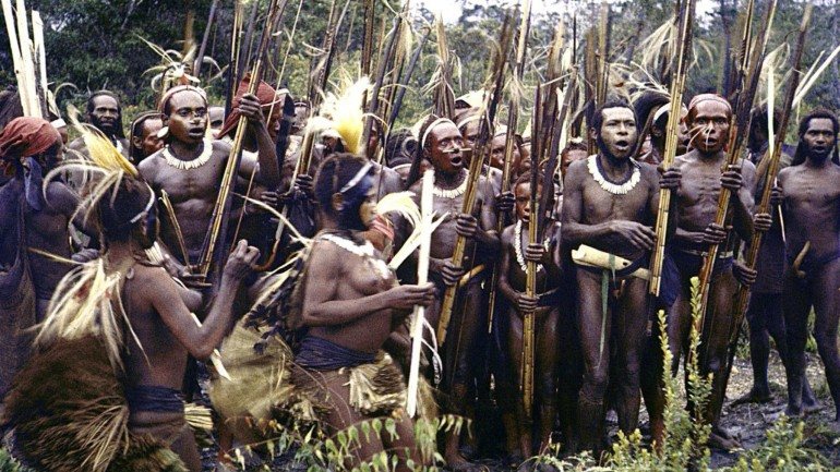 Crê-se que as tribos na Papua Nova Guiné são dos grupos que mais praticam o canibalismo no mundo.