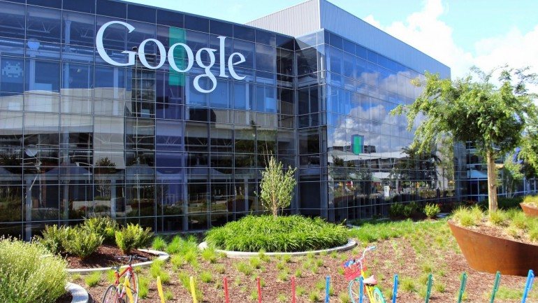 A Alphabet, que substituiu o Google, mantém a sede em Mountain View, na Califórnia.