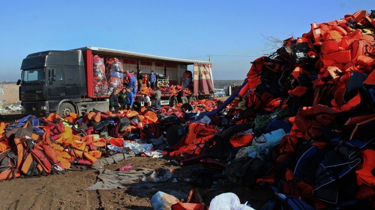 Muitos coletes salva-vida são de baixa qualidade, vendidos por traficantes turcos, que se aproveitam das necessidades dos refugiados