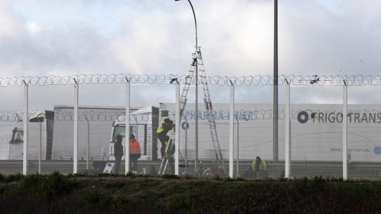 Na quarta-feira, o ministro do Interior francês anunciou a proibição de todas as manifestações em Calais suscetíveis de provocar &quot;perturbações da ordem pública&quot;