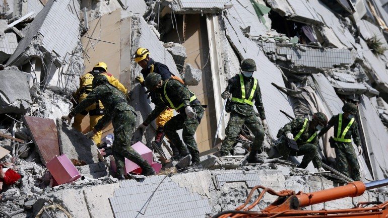 As autoridades estimam que cerca de 120 pessoas estejam ainda sob os escombros
