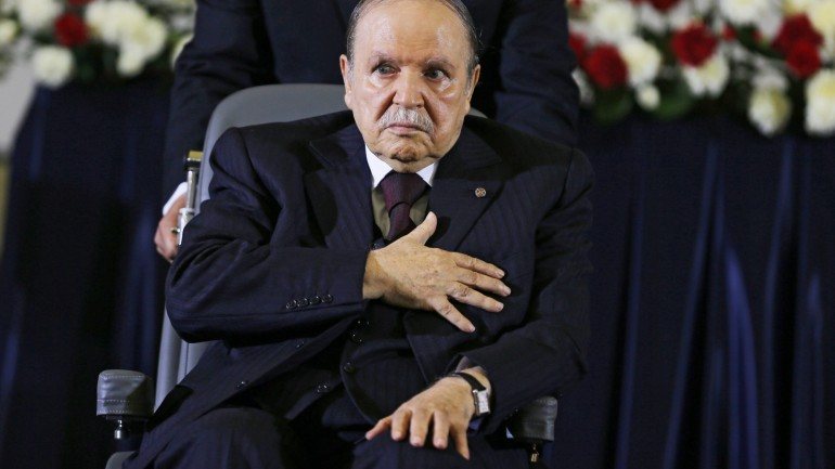 Atualmente, Bouteflika, no cargo desde abril de 1999, pode terminar o quarto mandato e candidatar-se a um quinto