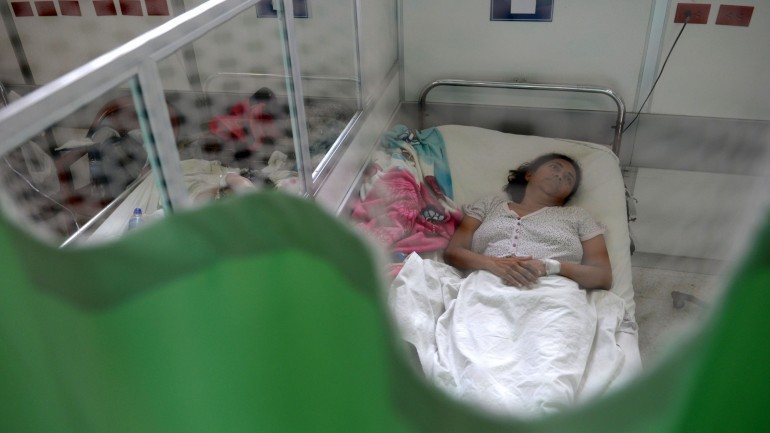 Uma doente com a síndrome Guillain-Barré em recuperação num hospital de São Salvador
