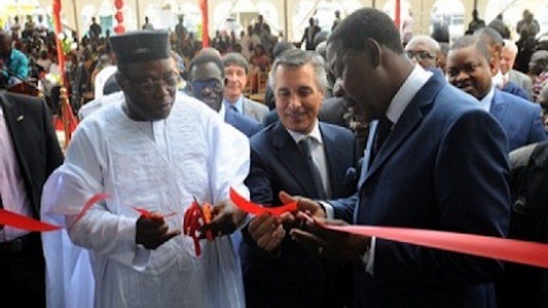 José Veiga (ao centro) a segurar a fita vermelha para Boni Yayi, presidente do Benim (à direita), inaugurar o Banco Africano para a Indústria e Comércio