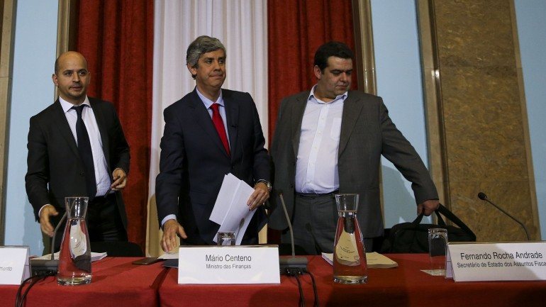 O secretário de estado dos Assuntos Fiscais, Rocha Andrade, à direita