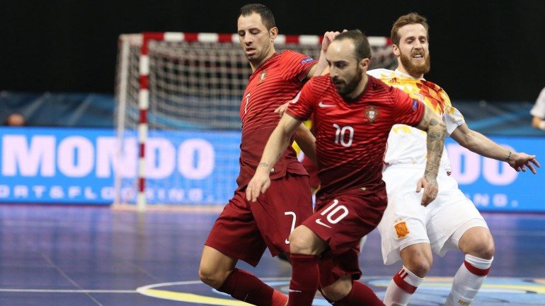 A seleção portuguesa de futsal em acção num jogo contra Espanha a 8 de fevereiro