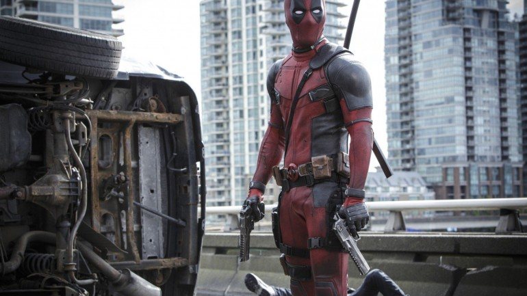 Ryan Reynolds interpreta o sarcástico e desfigurado Deadpool no filme com o mesmo nome