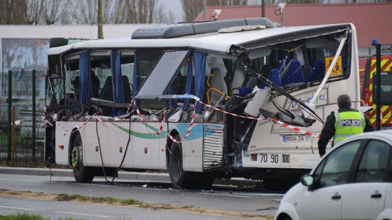 A AFP diz também que no autocarro estavam 17 a 18 passageiros todos adolescentes. O camião, segundo algumas fontes, transportava entulho.
