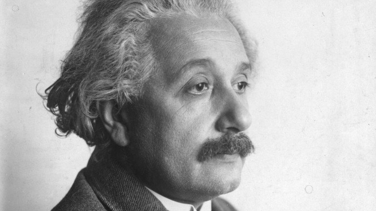 Em 1905, as contribuições de Albert Einstein foram muito importantes para a evolução da Ciência