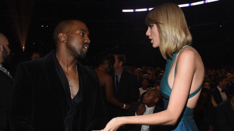 Kanye West afirma ser o responsável pela popularidade da cantora pop Taylor Swif. A internet não gostou.