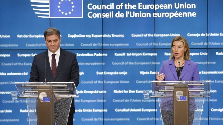 Dragan Covic com a responsável pela política externa europeia, Federica Mogherini