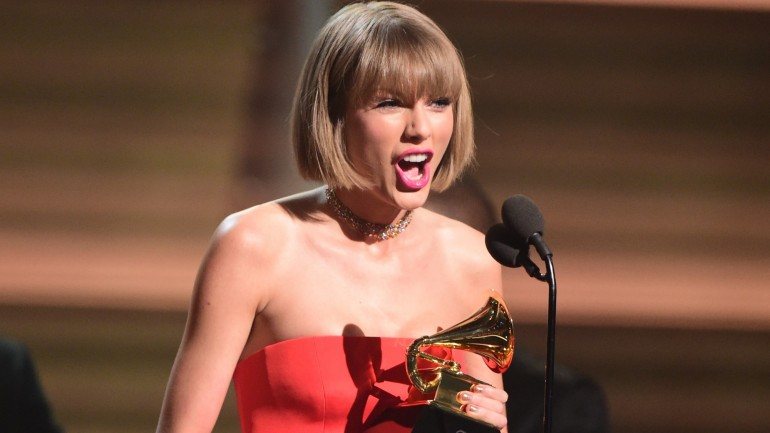 Taylor Swift não venceu as categorias de &quot;Melhor Canção do Ano&quot; e de &quot;Melhor Gravação do Ano&quot;, mas fez história: tornou-se a primeira mulher a ganhar por duas vezes o Grammy de &quot;Melhor álbum do ano&quot;
