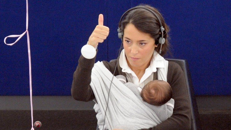 A eurodeputada italiana Licia Ronzulli, do partido Forza Italia, optou por levar a filha para o plenário