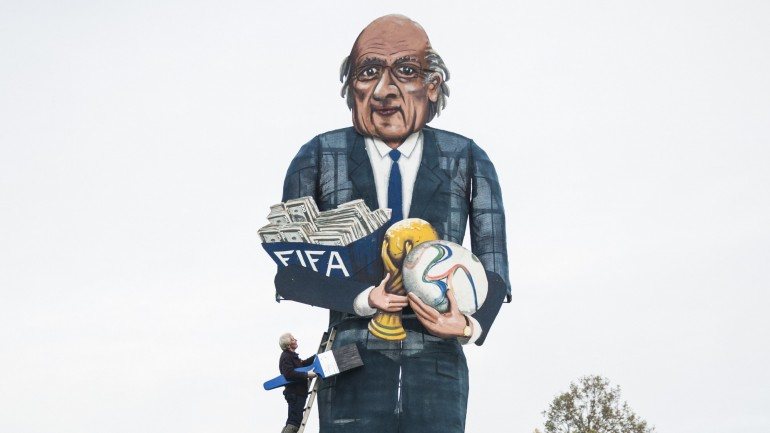 Este cartaz gigante representa Joseph Blatter, o suíço que passou os últimos 17 anos, dos 79 que leva contados, na presidência da FIFA. Na sexta-feira, os 209 membros da entidade escolhem o seu sucessor