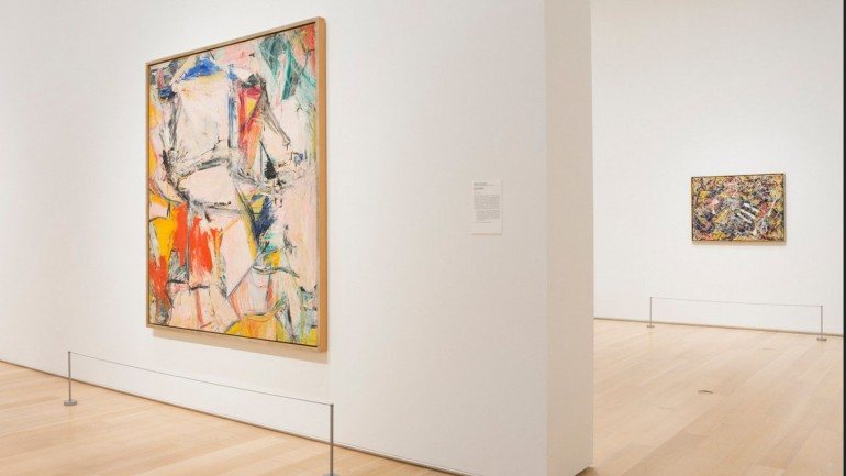 O &quot;Interchage&quot; de Willem de Kooning (no primeiro plano), custou 270 milhões de euros e o &quot;Number 17A&quot;, de Jackson Pollock (no segundo plano), 180 milhões. (Art Institute of Chicago)