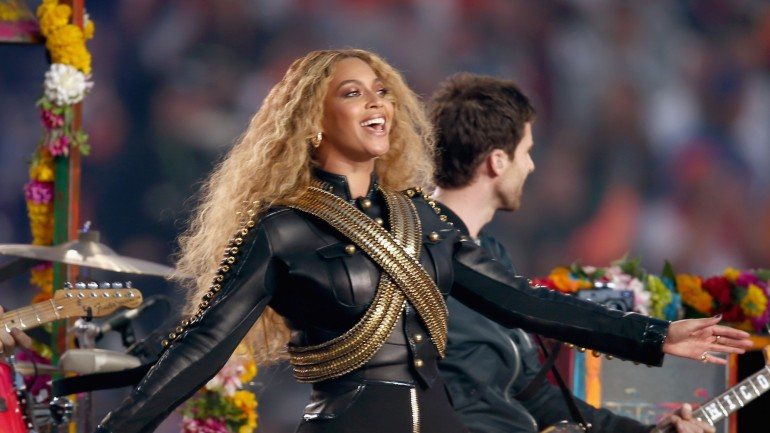 A polícia de Miami diz que o teor da música e os fatos usados pelos bailarinos sugerem que Beyoncé quer &quot;dividir os americanos&quot;