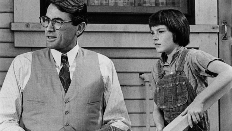 Gregory Peck e a pequena Mary Badham numa cena de &quot;Na Sombra e no Silêncio&quot;, de Robert Mulligan