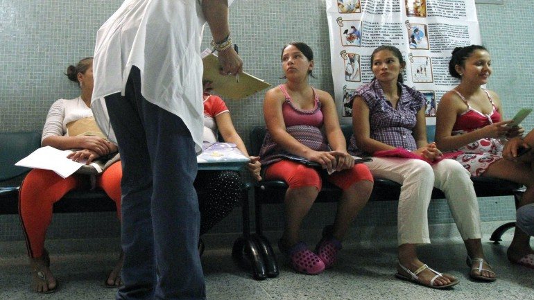 A Colômbia espera mais de 600.000 pessoas infetadas pelo zika em 2016