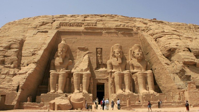 As caras de três das quatro estátuas que se erguem na fachada do templo de Ramsés II, em Abu Simbel, receberam os primeiros raios solares desta segunda-feira. O fenómeno apenas se repetirá este ano em 22 de outubro