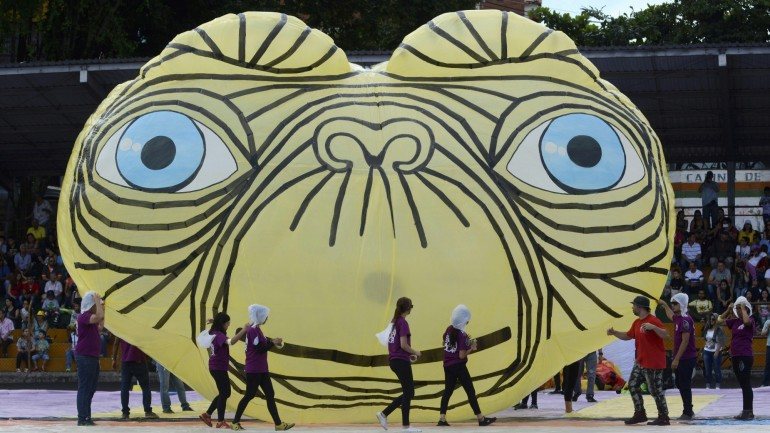 Um balão gigante, representativo da cara do personagem do filme &quot;E.T.&quot;, durante um festival de cinema em Envigado, na Colômbia