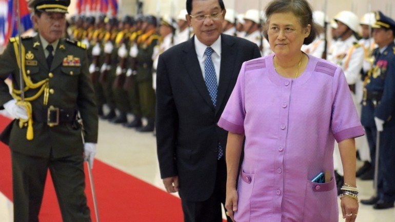 A princesa Maha Chakri Sirindhorn na companhia do primeiro-ministro do Camboja, Hun Sen