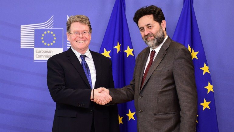 O negociador da Comissão Europeia, Ignacio Garcia Bercero (à direita), recebeu o negociador dos Estados Unidos, Dan Mullaney, em Bruxelas. As duas equipas trabalharam juntas durante esta semana e vão continuar