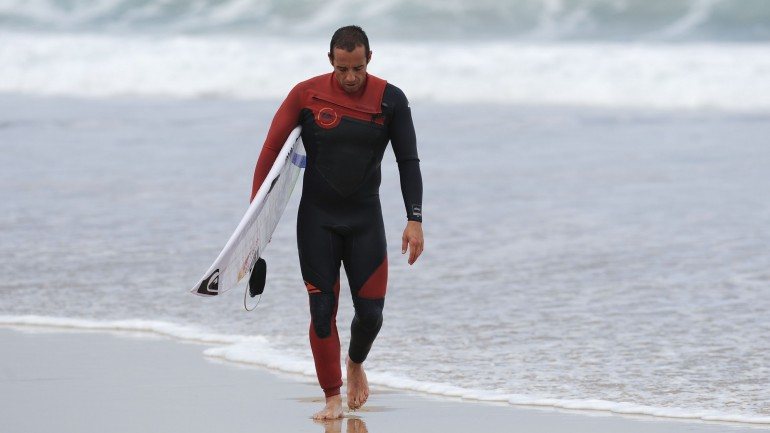 Tiago &quot;Saca&quot; Pires passou sete anos no circuito mundial de surf (entre 2008 e 2014) e ainda é o único português a ter conseguido qualificar-se para a elite dos 36 melhores surfistas do mundo